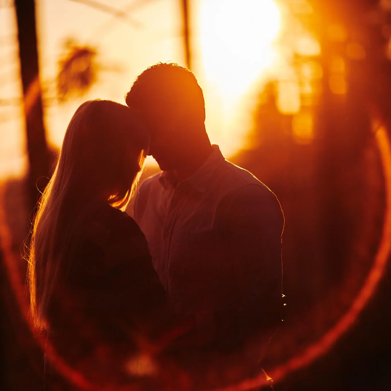 Paar als Silhouette im goldenen Sonnenuntergang